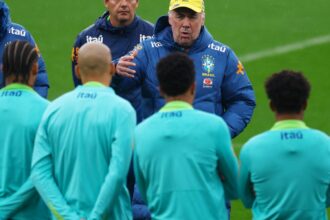 prestes-a-estrear-na-copa,-ancelotti-nao-da-pistas-sobre-escalacao