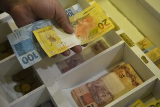 caixa-paga-bolsa-familia-a-beneficiarios-com-nis-de-final-8
