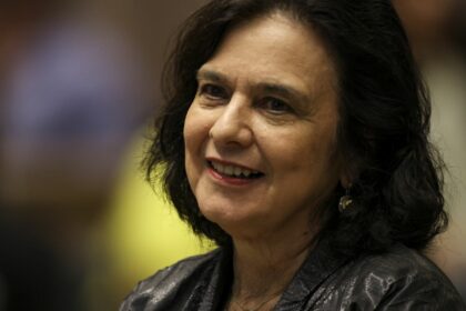 nisia-trindade-lanca-livro-sobre-bastidores-da-covid-19