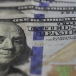 dolar-supera-r$-5,20,-e-bolsa-cai-com-expectativa-por-juros-nos-eua