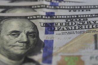 dolar-supera-r$-5,20,-e-bolsa-cai-com-expectativa-por-juros-nos-eua