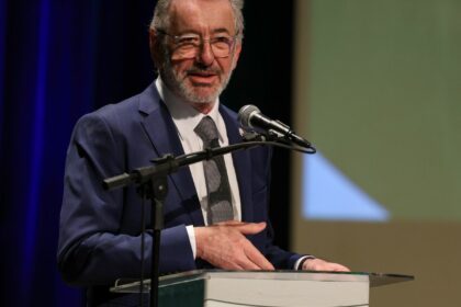 “brasil-nao-vai-abandonar-a-mesa”,-diz-ministro-sobre-taxacao-dos-eua