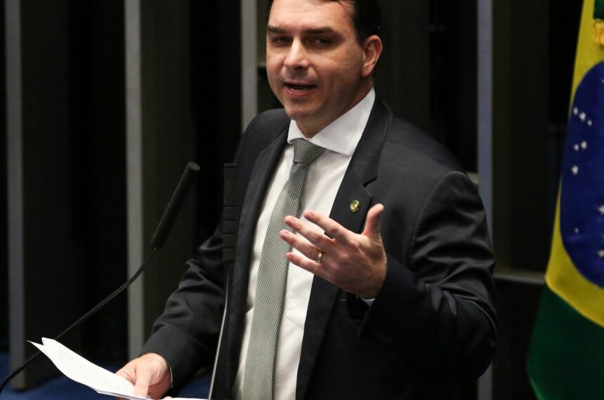 pgr-pede-que-flavio-bolsonaro-seja-ouvido-por-calunia-contra-lula