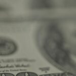 dolar-recua,-bolsa-cai-e-petroleo-dispara-com-tensao-no-oriente-medio