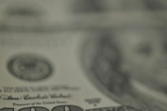 dolar-recua,-bolsa-cai-e-petroleo-dispara-com-tensao-no-oriente-medio