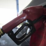 com-nova-alta-mundial-do-petroleo,-governo-mantem-desconto-na-gasolina