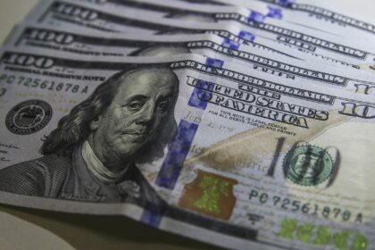 dolar-cai-ao-menor-nivel-em-tres-semanas;-bolsa-sobe-1,22%
