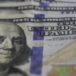 dolar-cai-para-r$-5,07,-no-menor-nivel-em-um-mes