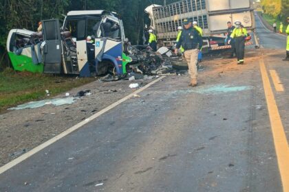 corpos-das-vitimas-de-acidente-no-parana-sao-retirados-da-pista