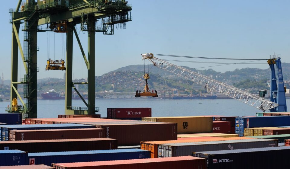 balanca-comercial-tem-superavit-de-us$-7,4-bilhoes-em-agosto