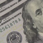 dolar-cai-a-r$-5,08-e-atinge-menor-valor-em-um-mes