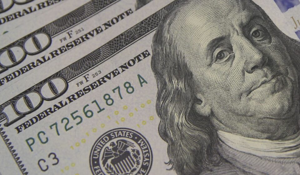 dolar-cai-a-r$-5,08-e-atinge-menor-valor-em-um-mes