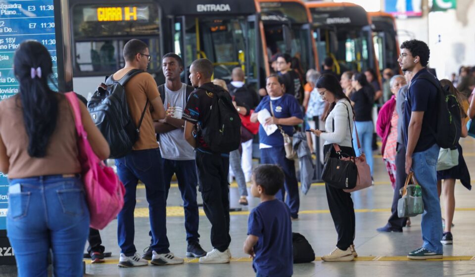 setor-de-servicos-fica-estavel-em-julho-e-sobe-2,4%-em-12-meses