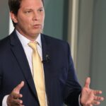 dino-cita-risco-de-evasao-e-proibe-deputado-mario-frias-de-deixar-pais
