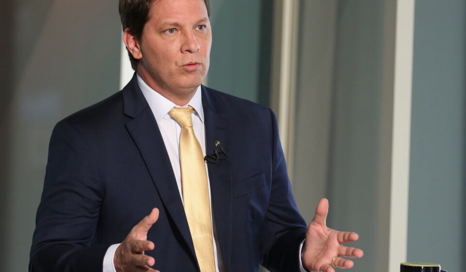 dino-cita-risco-de-evasao-e-proibe-deputado-mario-frias-de-deixar-pais