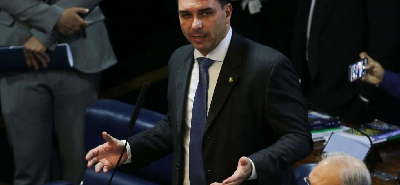 defesa-de-flavio-bolsonaro-tentou-levar-caso-dark-horse-a-mendonca