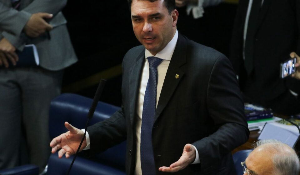 defesa-de-flavio-bolsonaro-tentou-levar-caso-dark-horse-a-mendonca