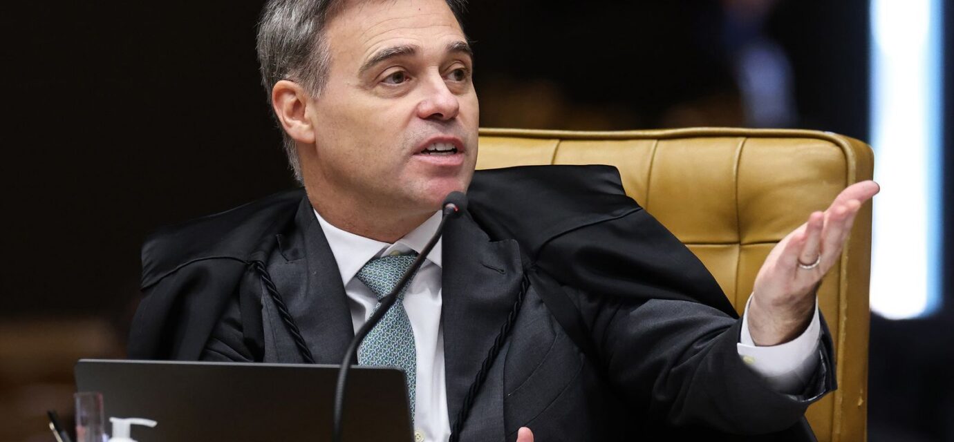 mendonca-acompanha-fachin-e-vota-por-julgamento-separado-de-moraes