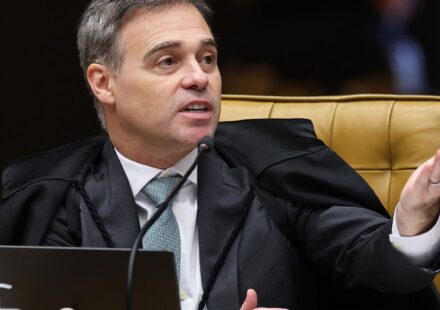 mendonca-acompanha-fachin-e-vota-por-julgamento-separado-de-moraes