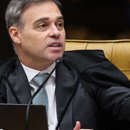 mendonca-acompanha-fachin-e-vota-por-julgamento-separado-de-moraes