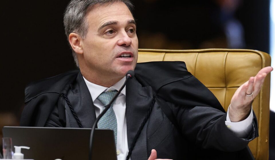 mendonca-acompanha-fachin-e-vota-por-julgamento-separado-de-moraes
