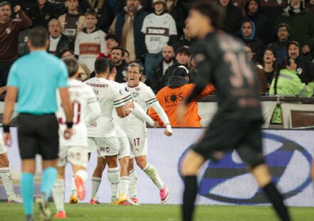 fluminense-leva-susto,-mas-e-1o-classificado-a-semi-da-libertadores