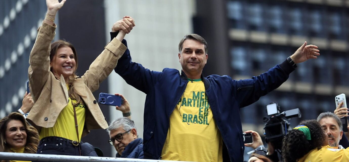 flavio-bolsonaro-propoe-enxugar-estado-e-endurecer-acoes-de-seguranca