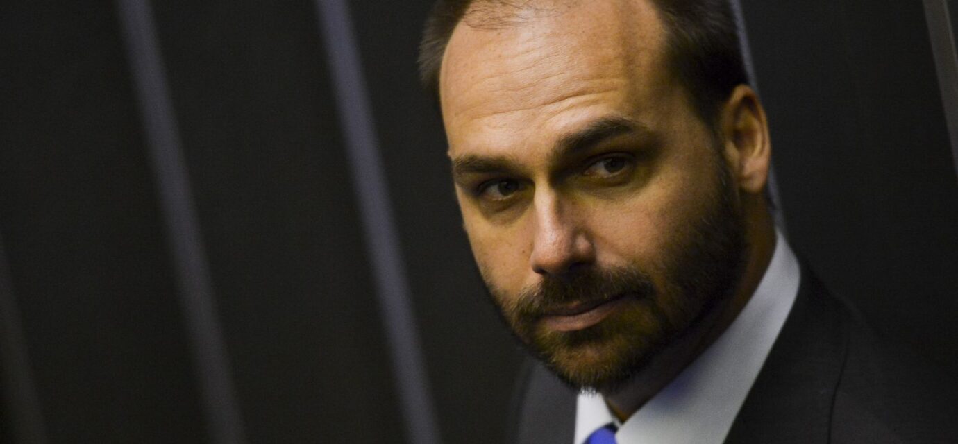ministerio-da-justica-demite-eduardo-bolsonaro-por-abandono-de-cargo