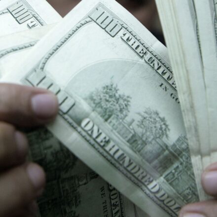 dolar-aproxima-se-de-r$-5,17,-com-noticias-do-exterior-e-eleicoes