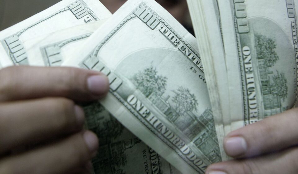 dolar-aproxima-se-de-r$-5,17,-com-noticias-do-exterior-e-eleicoes