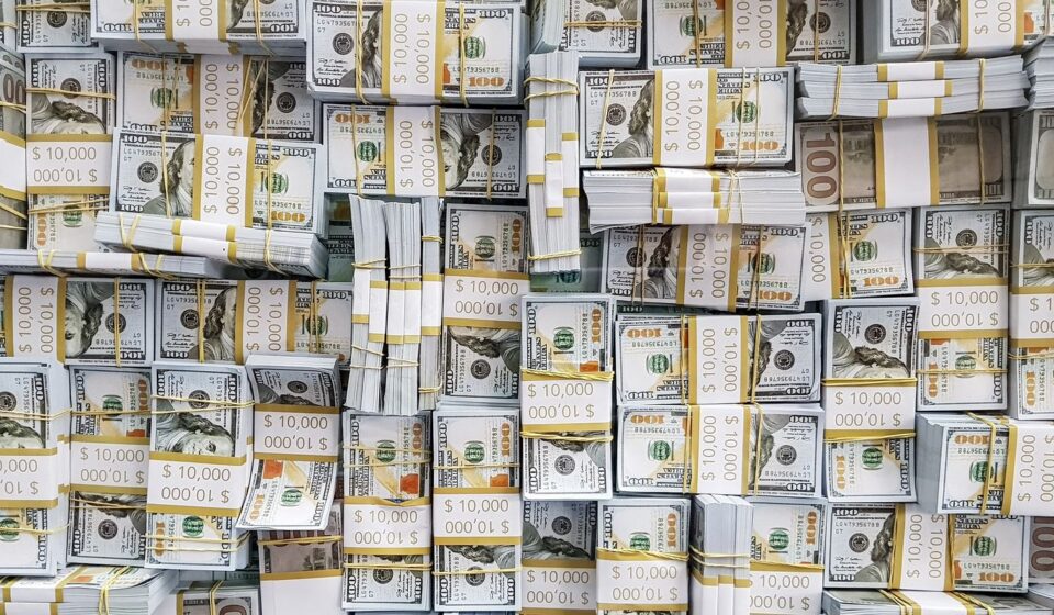 com-pessimismo-externo,-dolar-sobe-0,47%-e-aproxima-se-de-r$-5,20