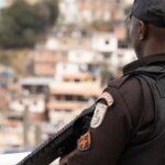 operacao-da-pmrj-apreende-drogas-e-armas-no-complexo-da-mare