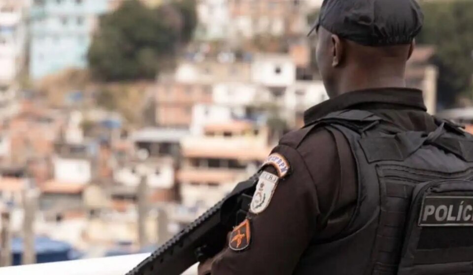 operacao-da-pmrj-apreende-drogas-e-armas-no-complexo-da-mare