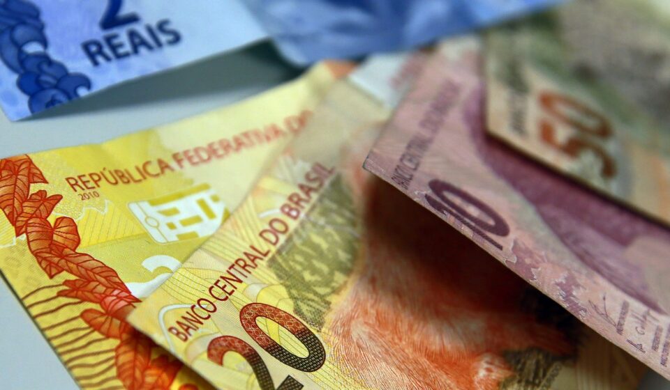 juros-para-familias-sobem-em-agosto-e-inadimplencia-chega-a-6%