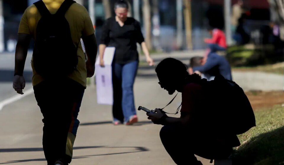 percentual-de-jovens-nem-nem-no-brasil-cai-para-22,4%,-mostra-estudo