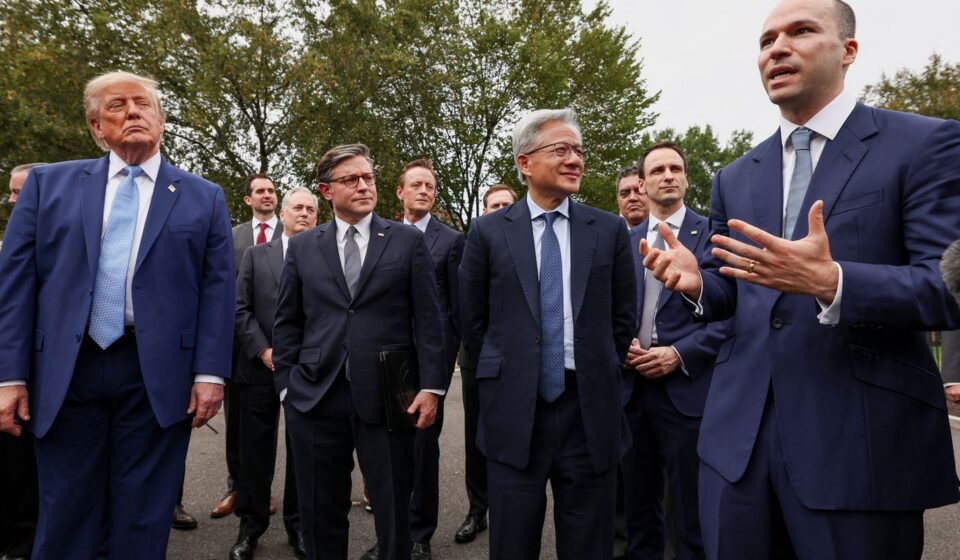trump-anuncia-autorregulacao-da-ia-por-big-tech-em-meio-a-temor-social