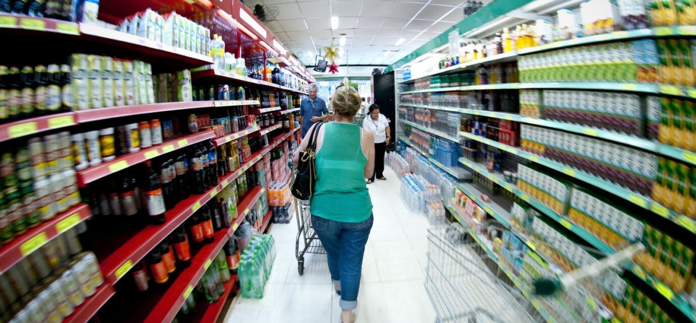 producao-industrial-cai-0,6%-de-julho-para-agosto,-diz-ibge