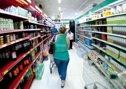 producao-industrial-cai-0,6%-de-julho-para-agosto,-diz-ibge