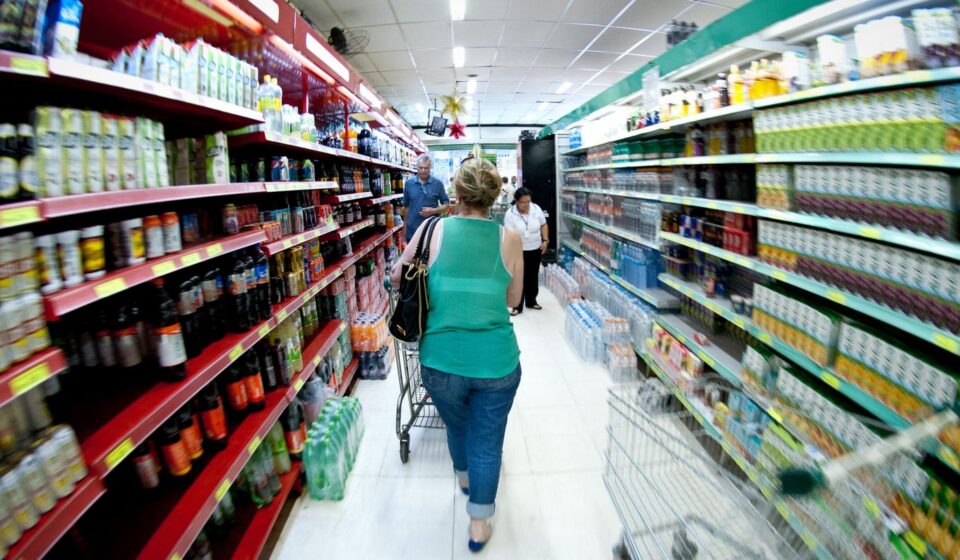 producao-industrial-cai-0,6%-de-julho-para-agosto,-diz-ibge