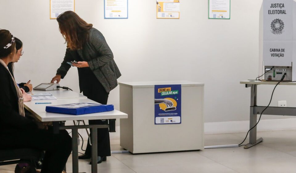 colinha-em-papel-e-sem-celular:-saiba-o-que-pode-entrar-na-cabine