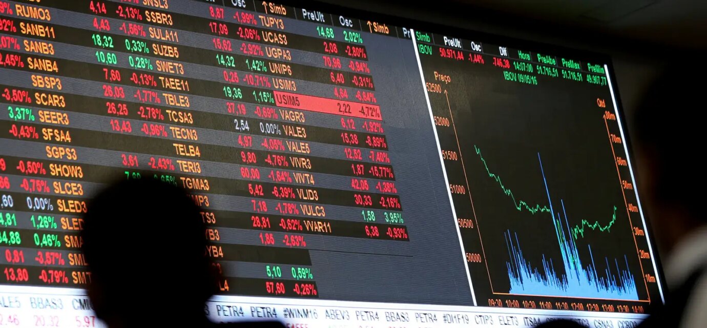 dolar-cai-a-r$-5,-e-bolsa-sobe-quase-8%-apos-primeiro-turno
