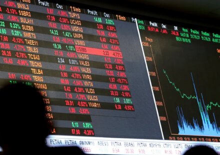 dolar-cai-a-r$-5,-e-bolsa-sobe-quase-8%-apos-primeiro-turno
