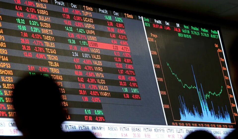dolar-cai-a-r$-5,-e-bolsa-sobe-quase-8%-apos-primeiro-turno