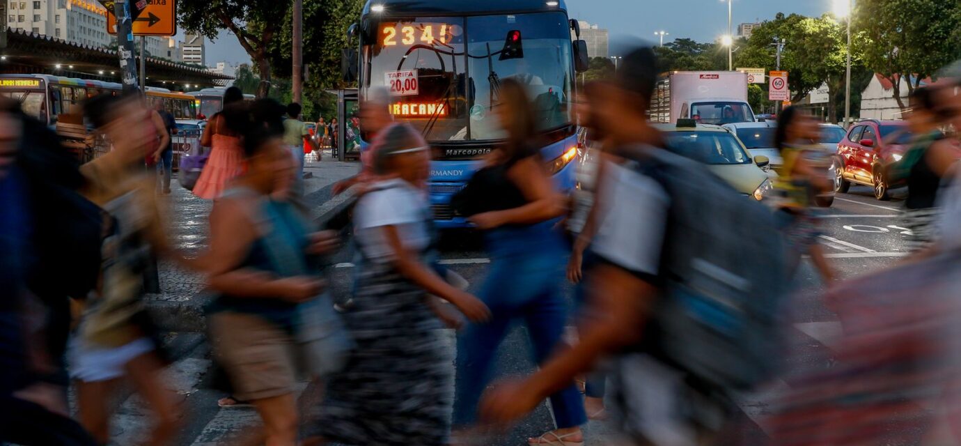 estudo-revela-como-medo-da-violencia-limita-rotina-de-mulheres-no-rj
