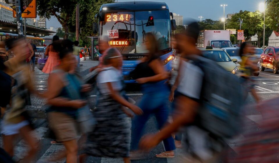 estudo-revela-como-medo-da-violencia-limita-rotina-de-mulheres-no-rj