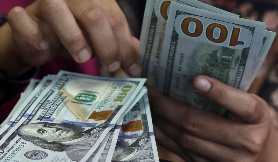 dolar-fecha-abaixo-de-r$-5-pela-primeira-vez-desde-maio