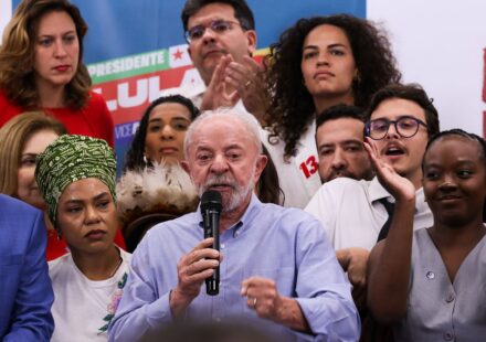 lula-cobra-flavio-bolsonaro-sobre-apoio-ao-fim-da-escala-6×1