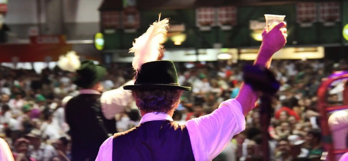 oktoberfest-de-blumenau-reune-atracoes-e-celebra-tradicao-germanica