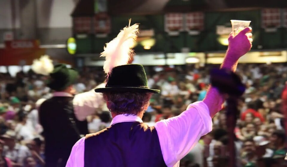 oktoberfest-de-blumenau-reune-atracoes-e-celebra-tradicao-germanica