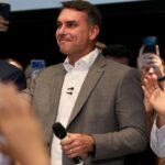 Flávio Bolsonaro recebe apoio de partidos e fala em mudar Constituição flavio-bolsonaro-recebe-apoio-de-partidos-e-fala-em-mudar-constituicao